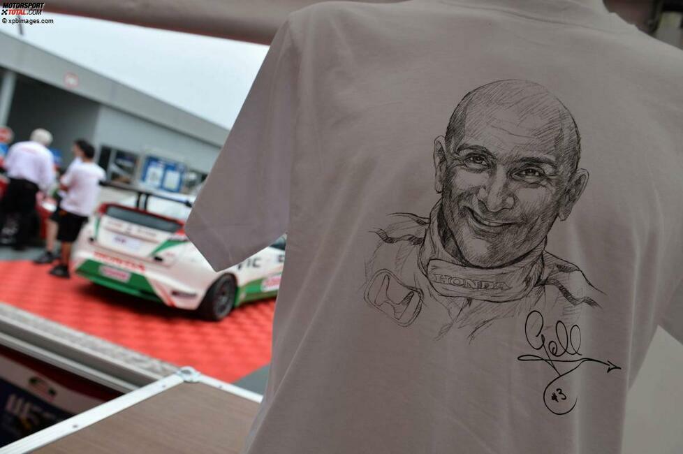 Groß ist der Wiedererkennungswert auch bei dieser Darstellung, zu finden auf den Fanshirts von Honda. Sie haben sicher längst anhand der Frisur erkannt, dass es eine Zeichnung von Gabriele Tarquini ist.