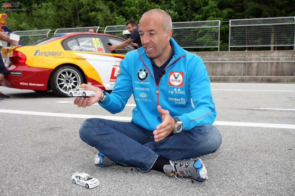 Apropos Tom Coronel: Er sitzt an einem Freitagabend schon mal länger in der Boxengasse, um noch einen Kurzfilm für Fans und Sponsoren zu drehen. Hier hat er kleine Modellautos dabei, um das Windschatten-Fahren zu erklären. Immer sehenswert!