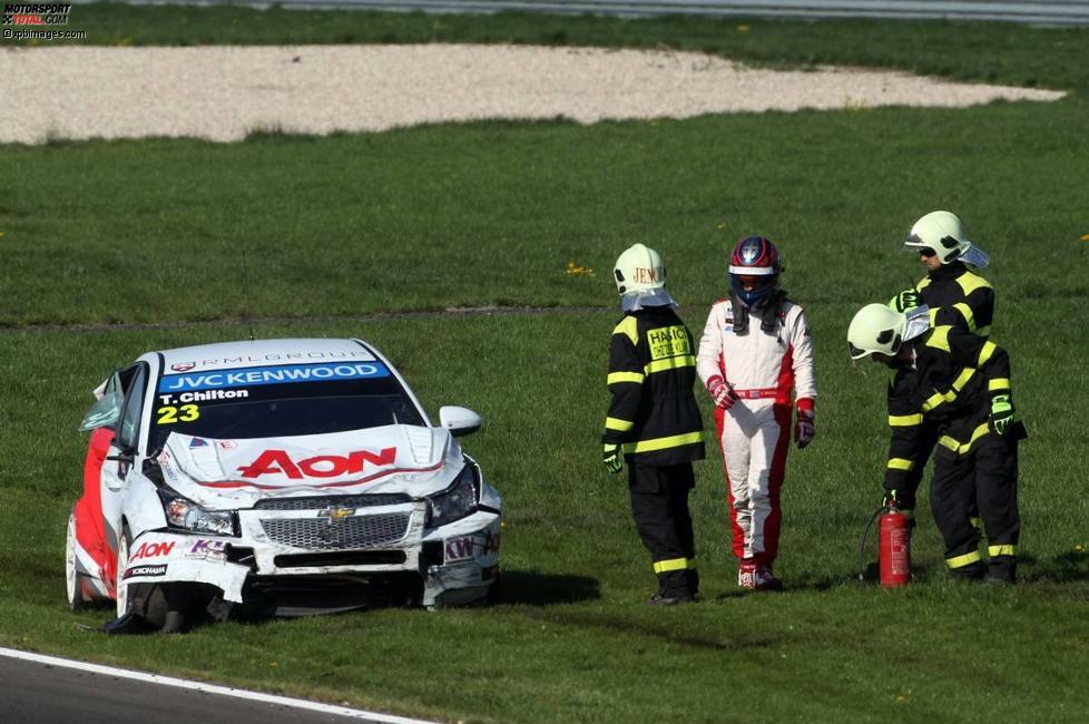 Mauern brauchte Tom Chilton am Slovakiaring keine, aber er schaffte es trotzdem, seinen Chevrolet zu zerlegen. Ganz taufrisch wirkt sein Fahrzeug hier jedenfalls nicht mehr. 