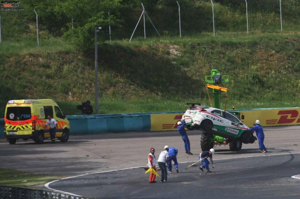 Sein Honda-Teamkollege Gabriele Tarquini hatte in Budapest ebenfalls einen schweren Unfall. Hier werden die Reste seines Autos geborgen, während Tarquini ins Krankenhaus gebracht wird. Was er zunächst verschweigt: Er fährt danach mit gebrochener Rippe...