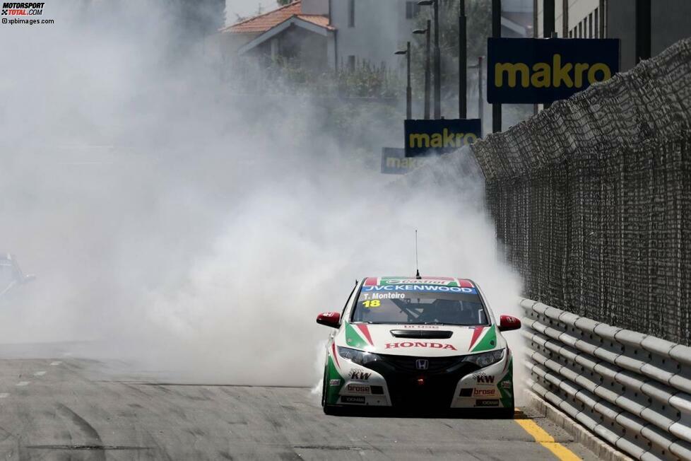 Rauchzeichen sendet Tiago Monteiro bei seinem Heimspiel in Porto. Dort geht ihm bei voller Fahrt der Turbo hoch - und Monteiro nebelt den Stadtkurs ein.