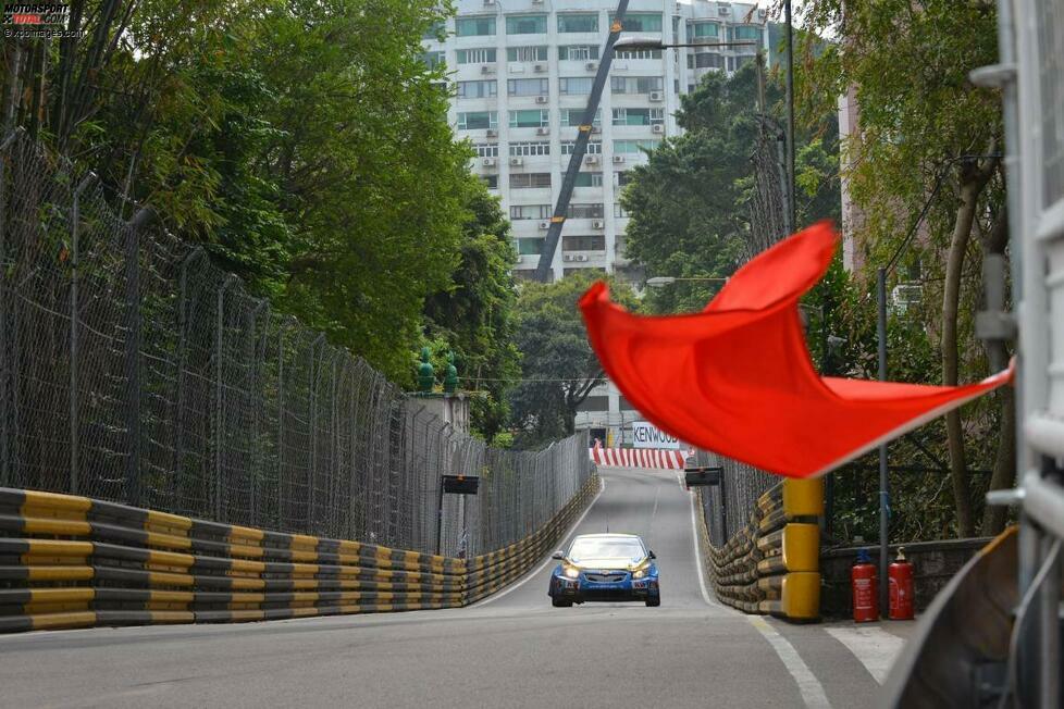 Und das ist ein typisches Bild aus Macao. Auto auf der Strecke, rote Flagge am Rand. Da ist wohl wieder was passiert!
