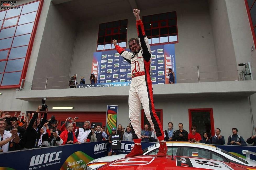 21. September 2008: James Thompson (Großbritannien), der Alfa Romeo 2005 den ersten Sieg in der WTCC eingebracht hat, bringt nun auch Honda auf das Siegertreppchen. In Imola fährt er im privat eingesetzten Honda Accord auf Platz eins.