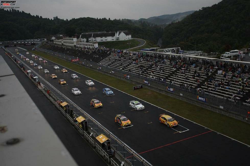 26. Oktober 2008: Erstmals gastiert die WTCC in Japan. Schauplatz der beiden Sprintrennen ist der Okayama International Circuit, früher auch unter dem Namen TI Circuit Aida bekannt. Dort gastiert die WTCC drei Jahre lang - meist bei regnerischen Bedingungen.