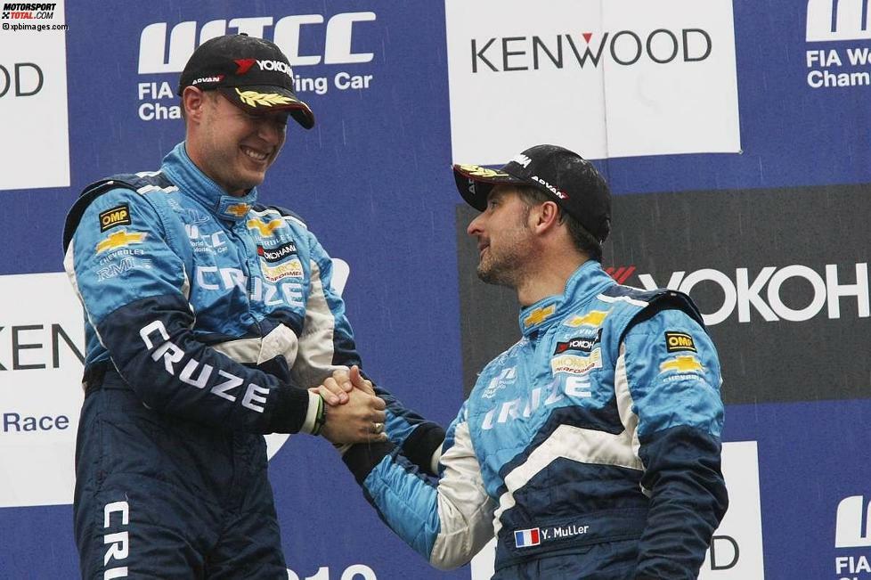 12. November 2010: Rob Huff (Großbritannien) gratuliert seinem neuen Chevrolet-Teamkollegen Yvan Muller (Frankreich) via Facebook zum vorzeitigen WM-Titelgewinn. Aufgrund einer nachträglichen Disqualifikation der BMW-Piloten Andy Priaulx (Großbritannien) und Augusto Farfus (Brasilien) in Okayama wird Muller 