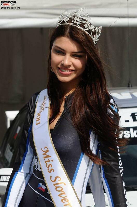 Hin und wieder findet sich sogar eine echte Schönheitskönigin unter den Mädels im Fahrerlager. Am Slovakiaring war es - natürlich - Miss Slowakei.