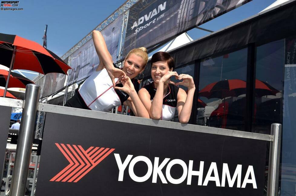 Spaß hatten 2013 auch die Yokohama-Girls. Und wie unschwer zu erkennen ist: Diese beiden Mädels lieben die WTCC...