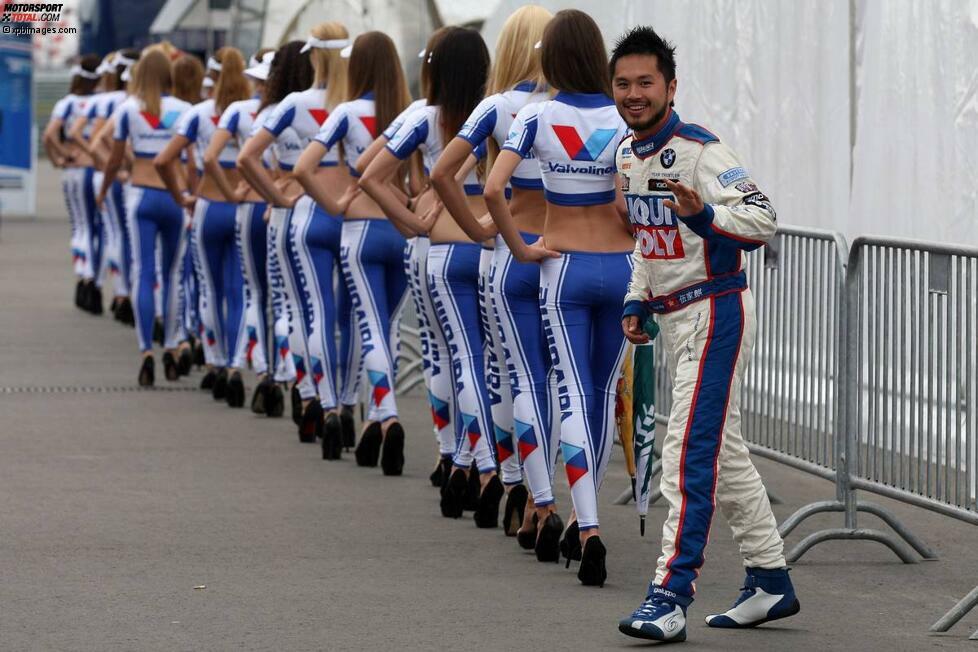 Ist die Autogrammstunde zu Ende, marschieren die Gridgirls wieder ab. Charles Ng erlaubt sich einen kleinen Spaß und mischt sich unter die Mädels. Netter Versuch, Charles!