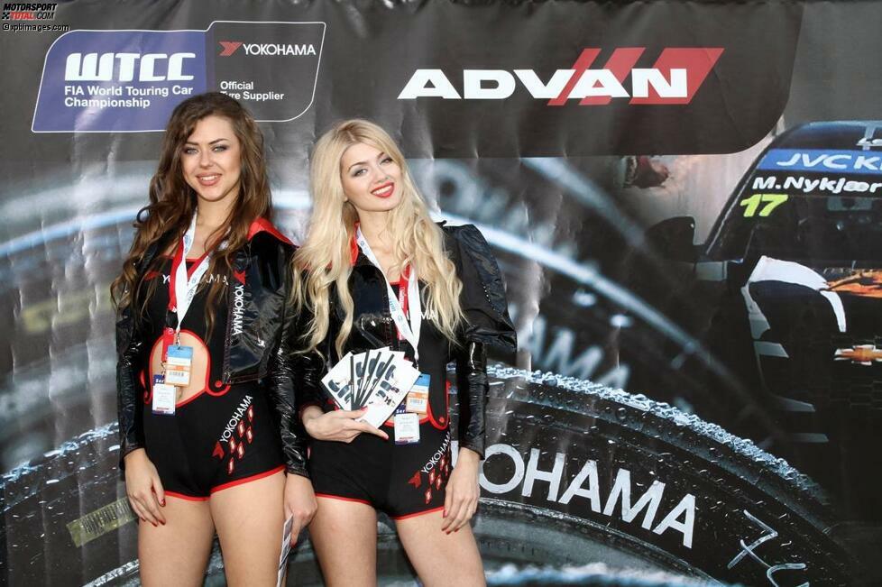 Dafür sind diese beiden jungen Damen originale Yokohama-Girls, die vor einem großen Werbeplakat des WTCC-Reifenherstellers posieren.