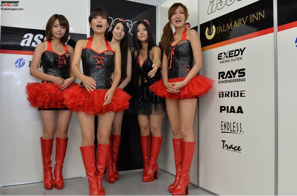 Diese japanischen Mädels wirken... begeistert.