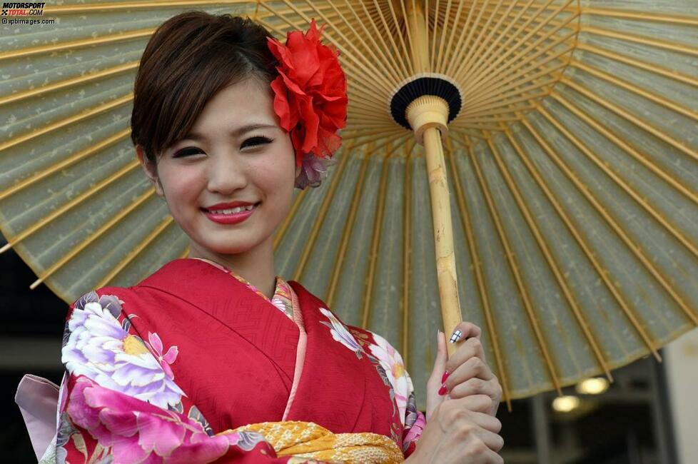 Es geht aber auch ganz traditionell, wie diese junge Dame im Fahrerlager von Suzuka beweist. Stilvoll!