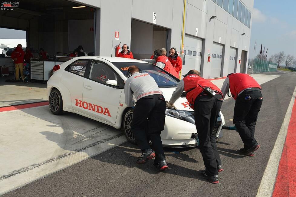 So häufig wie Honda ist kein anderes Team unterwegs. Die japanisch-italienische Mannschaft fährt in Italien, in der Slowakei und in Spanien und spult tausende von Kilometern ab.