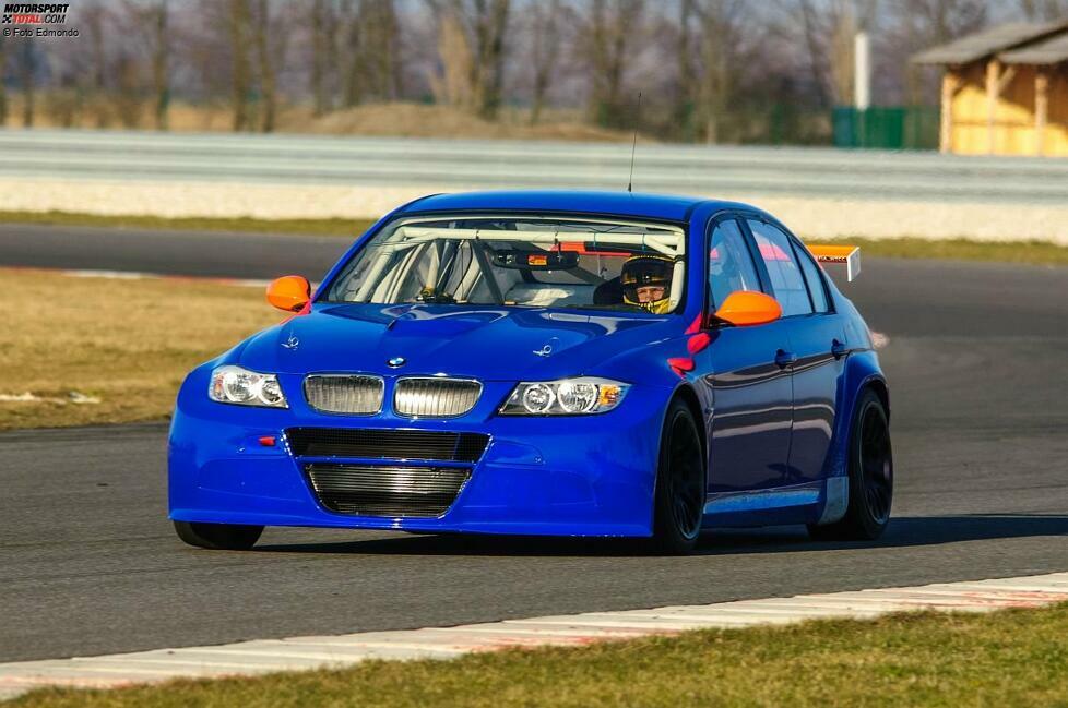 Einen neuen Fahrer und neue Farben zeigt das Wiechers-Team am Slovakiaring. Fredy Barth sitzt ab sofort im BMW 320 TC des deutschen Rennstalls. Der Schweizer gibt damit sein Comeback als Vollzeit-WTCC-Pilot. Und steigt um auf einen Hecktriebler.