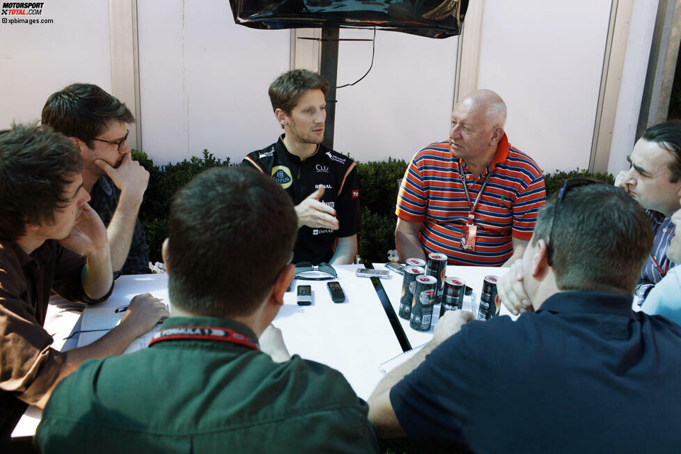 Romain Grosjean erklärt den Journalisten, was er sich von der neuen Saison erwartet. Sicher mehr als das, was ihn im weiteren Verlauf des Wochenendes erwartet! Immer mittendrin: Unser Vor-Ort-Reporter Dieter Rencken, rechts neben dem Lotus-Fahrer.
