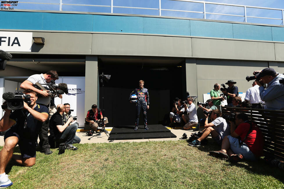 Saisonauftakt bedeutet auch, erstmal dutzende Fototermine zu absolvieren. Hier werden gerade die offiziellen Porträts des amtierenden Weltmeisters, Sebastian Vettel, geknipst. Zahlreiche Fotografen drängeln sich um die beste Position.