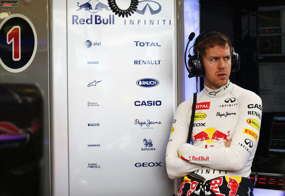 Zeit für ein Fotoshooting hätte Vettel auch während des ersten Trainings. Weil an seinem RB10 der Unterboden gewechselt wird, muss er sich die erste Dreiviertelstunde in Geduld üben. Und vielleicht ein bisschen daran erfreuen, dass es Lewis Hamilton im Mercedes auch nicht besser geht. Ironie am Rande: Die beiden Fahrer mit dem schlechtesten Trainingsauftakt sollten dann auch am Sonntag nicht vom Glück verfolgt sein...