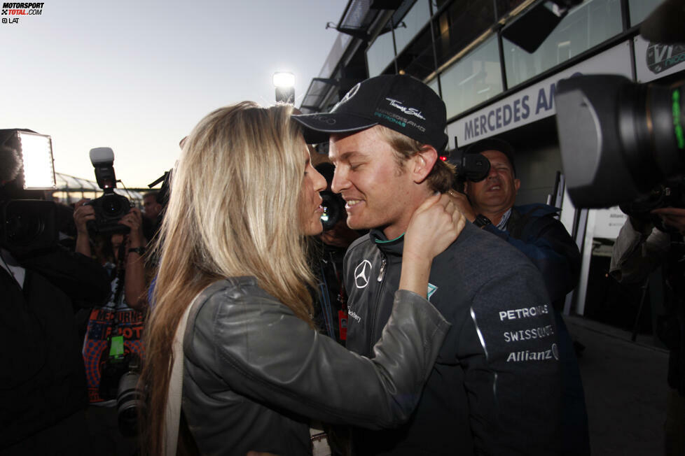 Noch mehr Grund zur Freude hat Nico Rosberg, und zwar nicht nur wegen des überlegenen Sieges beim Auftaktrennen. Seine Freundin Vivian Sibold (eine Innenarchitektin, auf deren Kappe unter anderem das stylische Caterham-Motorhome geht) soll noch diesen Sommer Frau Rosberg werden. Und zwar mit Traumhochzeit in Monaco. Wo sonst?