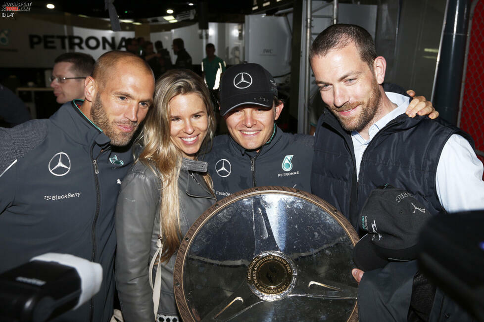 Das sympathische Team Rosberg: Physio Daniel Schlösser, Bald-Ehefrau Vivian Sibold, the Man himself und Medienberater Georg Nolte. Das ausgelassene Tänzchen im Parc ferme, noch vor der Siegerehrung, war Ausdruck ihrer überschäumenden Freude.