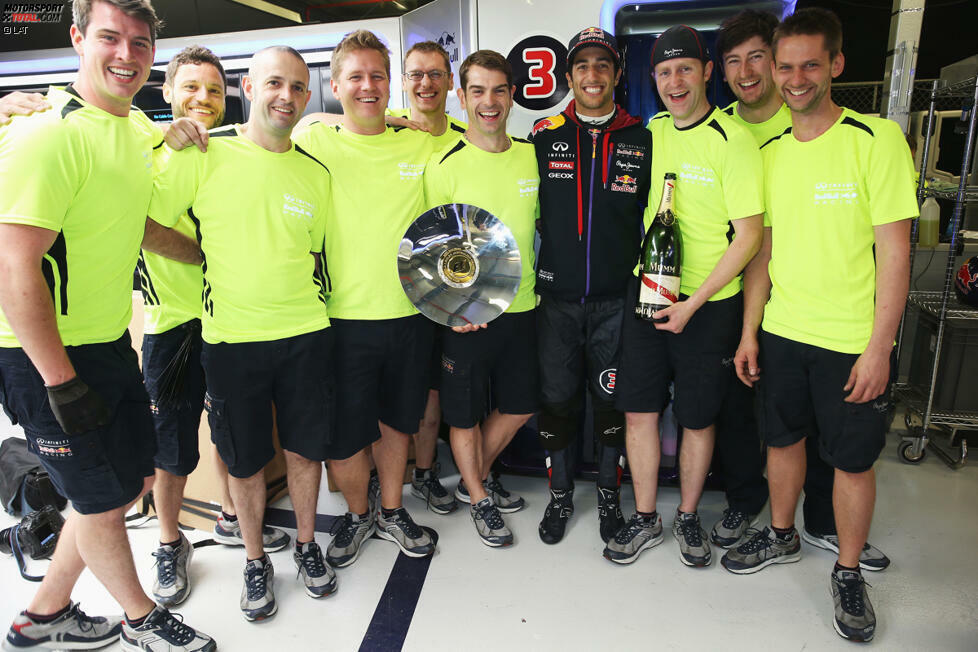 Auch das Team Ricciardo freut sich zunächst riesig. Der Sonnyboy selbst sowieso: 