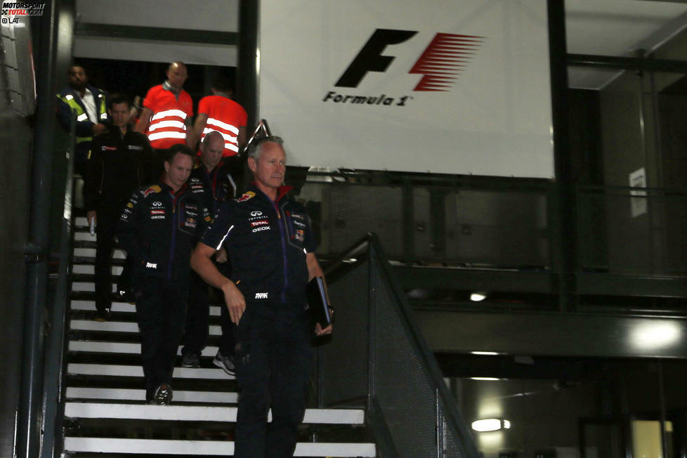 Aber die Freude währt nicht lang. Kurz nach Rennende werden Teammanager Jonathan Wheatley, Teamchef Christian Horner, Chefdesigner Adrian Newey und Motoren-Einsatzleiter Remi Taffin zu den FIA-Rennkommissaren zitiert, um den überhöhten Benzinverbrauch von Ricciardo zu erklären. Was sie offenbar nicht können.