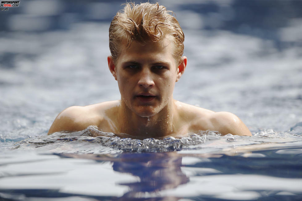 Marcus Ericsson schwimmt im kühlen Nass des Hotelpools ein paar Längen, um sich körperlich in Schuss zu halten. Erfrischung tut gut in Sepang. Gemessene Höchstwerte am Wochenende: 34 Grad Lufttemperatur, 62 Prozent Luftfeuchtigkeit (im Regen sogar 99 Prozent).