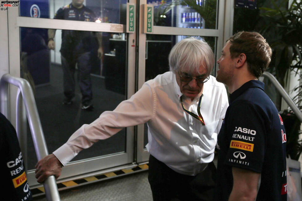 Nur zu gerne wüssten wir, was Vettel hier Bernie Ecclestone ins Ohr flüstert...