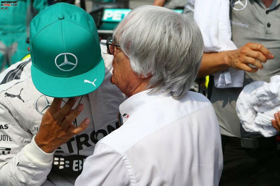 ... und ob der Formel-1-Chef die Geheimnisse des Weltmeisters gleich an Lewis Hamilton weiterleitet. Das wollen wir ihm aber nicht unterstellen. Falls doch, war es erfolgreich: 33. Pole-Position für den Mercedes-Star, genauso viele wie Jim Clark und Alain Prost!