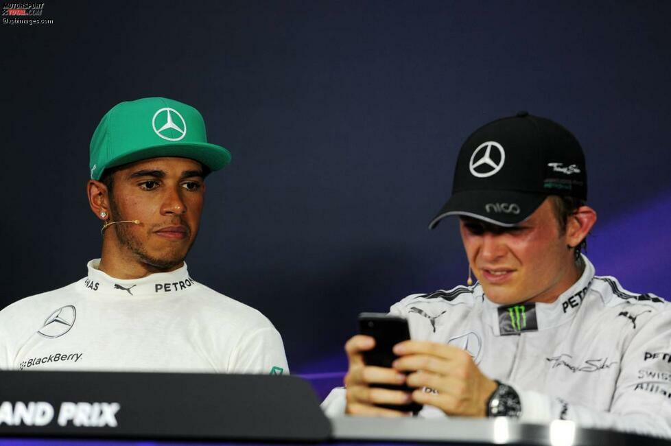 Ob Nico Rosberg während der Qualifying-Pressekonferenz seine SMS checkt oder eine Runde 