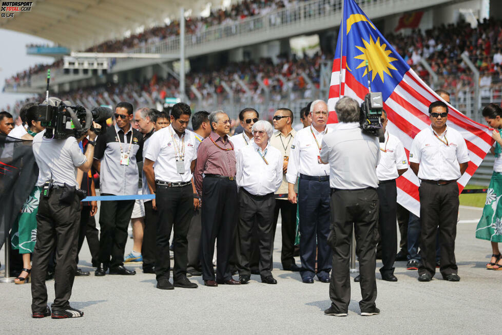Schweigeminute für die mutmaßlichen Opfer des MH370-Flugzeugunglücks, das Malaysia immer noch in Atem hält. So sehr, dass am Rennsonntag weniger Zuschauer kamen. 62.340 waren es am Ende, erwartet hatte man sich im Februar 120.000.