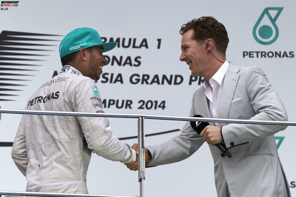 Da staunt Sieger Lewis Hamilton nicht schlecht: Die Podium-Interviews führt in Sepang niemand Geringerer als der 