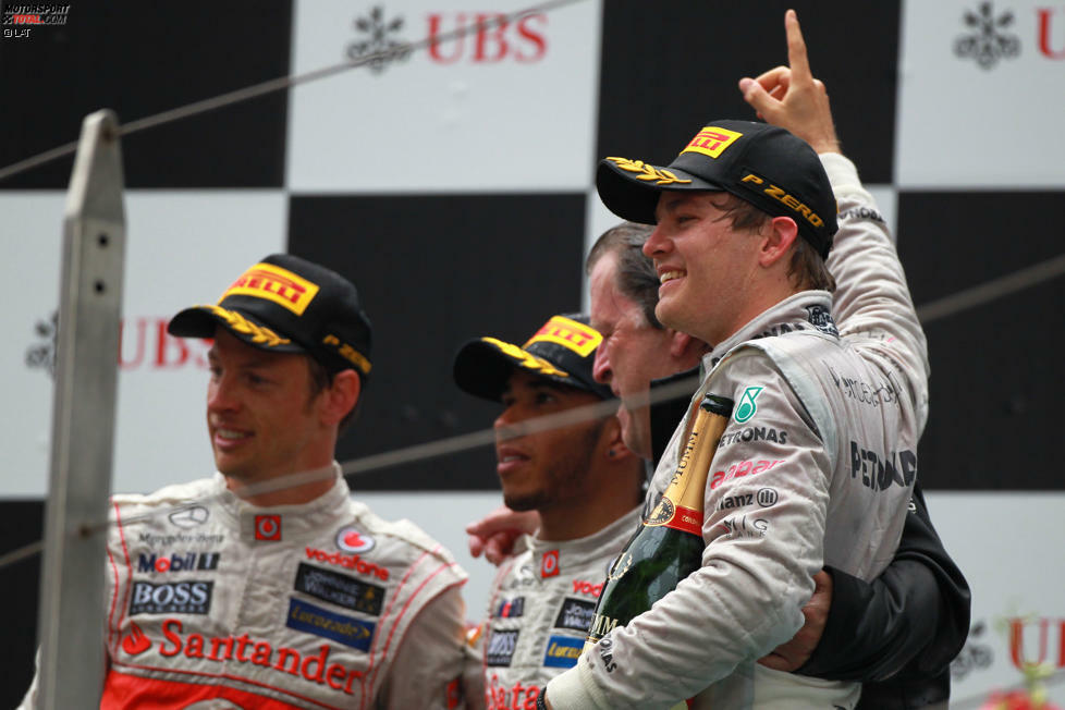 Weil Daniel Ricciardo beim Großen Preis von Australien nachträglich disqualifiziert wurde, belegten drei Fahrzeuge mit Mercedes-Motoren die drei Toppositionen im Rennen. Nico Rosberg im Mercedes-Werksauto siegte vor dem McLaren-Mercedes-Duo Kevin Magnussen und Jenson Button. Den bis dato letzten Mercedes-Dreifach-Erfolg hatte es beim Großen Preis von China 2012 gegeben. Damals hatte Rosberg seinen ersten Formel-1-Sieg gefeiert - vor den beiden McLaren-Mercedes von Button und Lewis Hamilton.