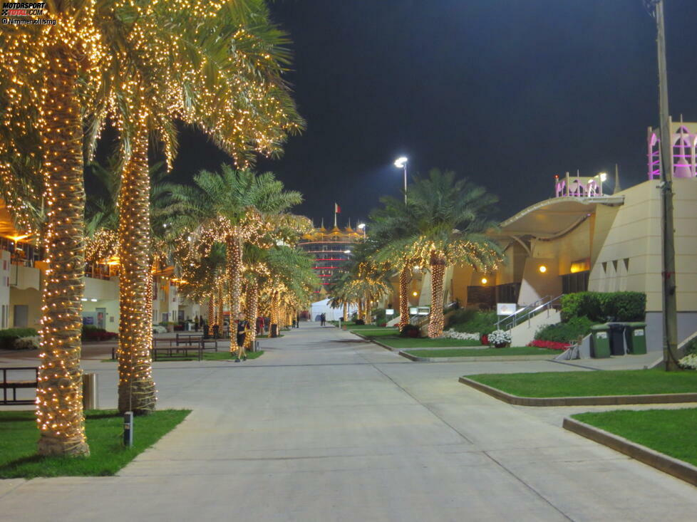 Ist man erstmal drin im Paddock, befindet man sich in einer wunderschönen Glitzerwelt inmitten der Sachir-Wüste. Das Fahrerlager des Bahrain International Circuit ist zwar topmodern, aber nicht so überdimensioniert wie jenes in Schanghai - und kommt auch deswegen bei den meisten Protagonisten gut an.