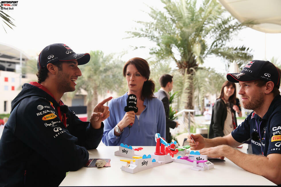 Auf der Strecke schenken sich die beiden nichts, abseits davon kommen sie (noch?) gut miteinander aus: Daniel Ricciardo und Sebastian Vettel beim gegenseitigen Interview mit Sky-Reporterin Tanja Bauer in der Rolle des 