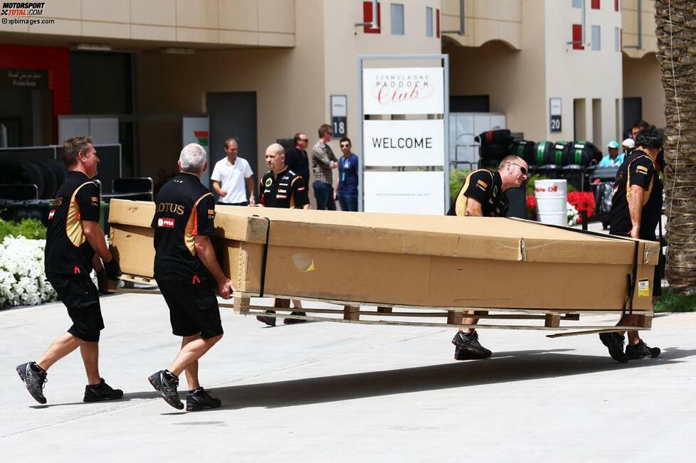 Ein anderes Renault-Team, Lotus, steht noch schlechter da als Red Bull, weswegen selbst während der Rennwochenenden noch laufend neue Teile geliefert werden. Was sich genau in diesem Karton verbirgt, können wir nur erahnen. Vielleicht ein neuer Unterboden?