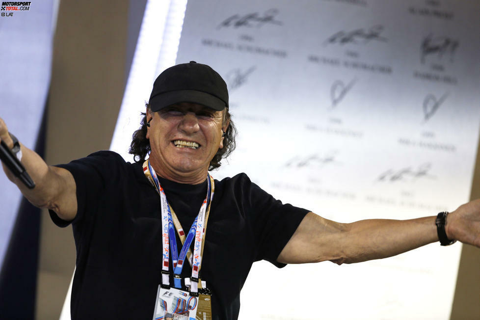 Und noch eine Hardrock-Ikone wertet den Grand Prix von Bahrain mit seiner Anwesenheit auf: AC/DC-Frontmann Brian Johnson darf die Podium-Siegerinterviews führen.