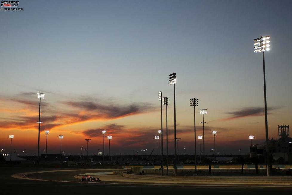Das diesjährige Rennen ist der erste Bahrain-Grand-Prix, der unter Flutlicht ausgetragen wird. Am Bahrain International Circuit wurden 495 Flutlichtmasten installiert, die zehn bis 45 Meter hoch sind. Für die Stromversorgung der rund 5.000 einzelnen Leuchten wurden 500 Kilometer Kabel verlegt. Die gesamte Flutlichtanlage wurde in sechs Monaten errichtet. Bahrain ist übrigens das dritte Rennen unter Flutlicht. Singapur trägt seit 2008 ein Nachtrennen aus, und in Abu Dhabi wird in der Dämmerung gestartet und in die Nacht hineingefahren.