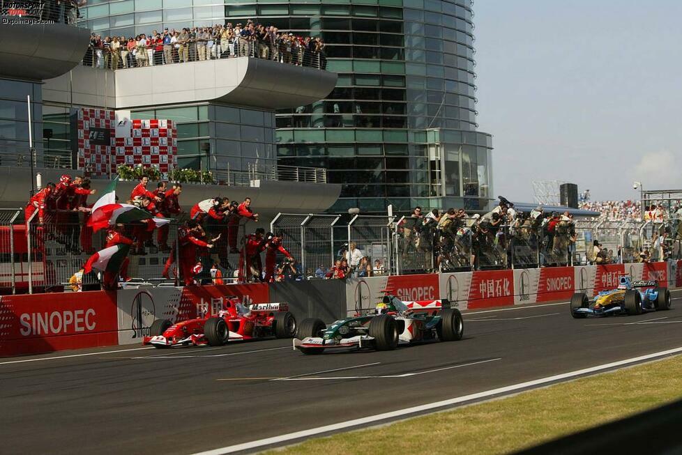 Sieger des Eröffnungsrennens war Rubens Barrichello, der in Schanghai auf Ferrari den neunten Grand-Prix-Erfolg seiner Karriere feierte. Es war Brasiliens letzter Sieg für fünf Jahre. Barrichellos zehnter Sieg gelang ihm 2009 für das Brawn-Team in Valencia, 1.793 Tage nach dem Erfolg in Schanghai.