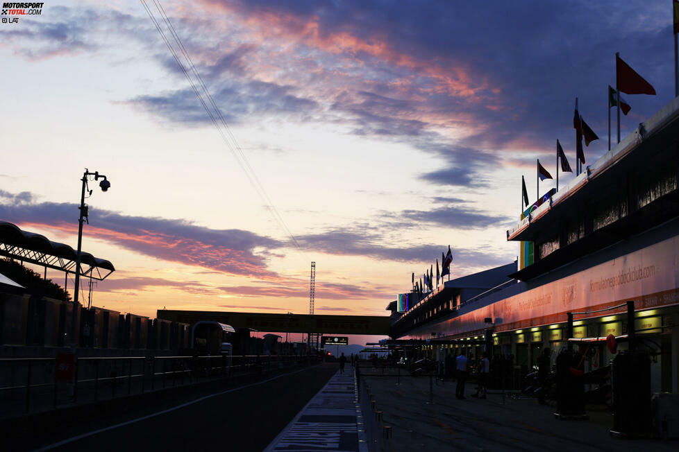 Abendstimmung in der Boxengasse am Hungaroring. Noch kann niemand ahnen, welcher Wolkenbruch am Sonntag zu Mittag über Budapest hereinbrechen wird.