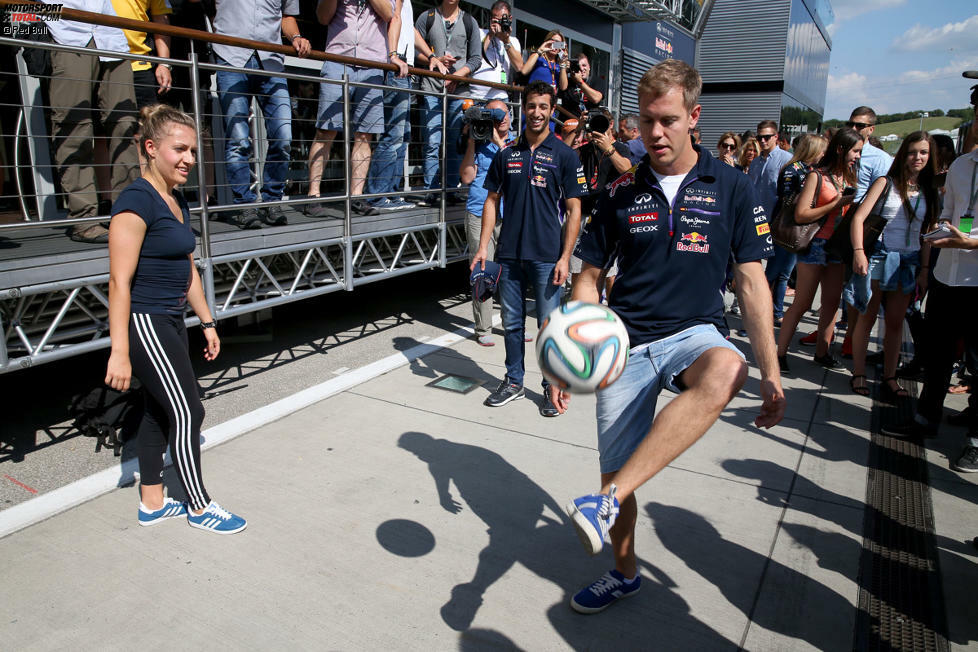 Aus dem Land des Weltmeisters: Sebastian Vettel stellt sich beim kleinen Paddock-Kick fürs Red-Bull-Fotoalbum gar nicht so dumm an. Von Street-Style-Profi Kitti Szasz wird er aber gnadenlos an die Wand getrickst.