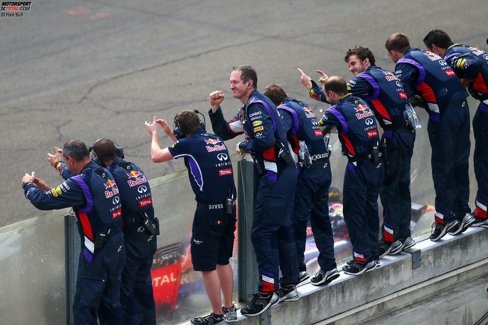 Die Red-Bull-Mechaniker stellen sich auf die Hinterbeine, um Daniel Ricciardo siegen zu sehen. Mercedes erst zum zweiten Mal 2014 geschlagen - und wieder vom Sonnyboy aus Australien!