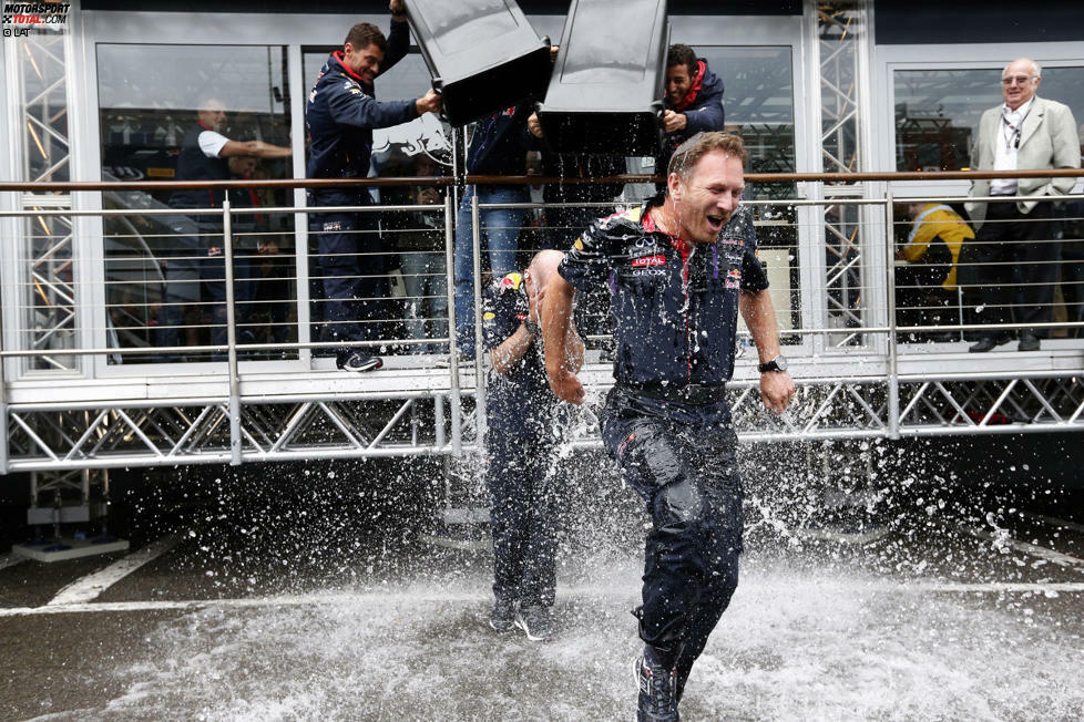 Die Red-Bull-Fahrer und ihre Renningenieure nehmen die #IceBucketChallenge bei Stardesigner Adrian Newey und Teamchef Christian Horner höchstpersönlich vor. Horner läuft erschrocken davon, Vettel drückt sich erfolgreich: 
