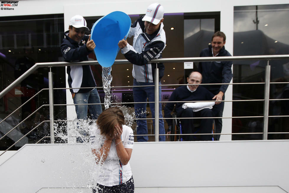 Auch Claire Williams stellt sich der #IceBucketChallenge, und ihre Fahrer packen liebend gern an. Vater Frank schreitet nicht schützend ein, sondern kann sich im Hintergrund ein Lachen nicht verkneifen.