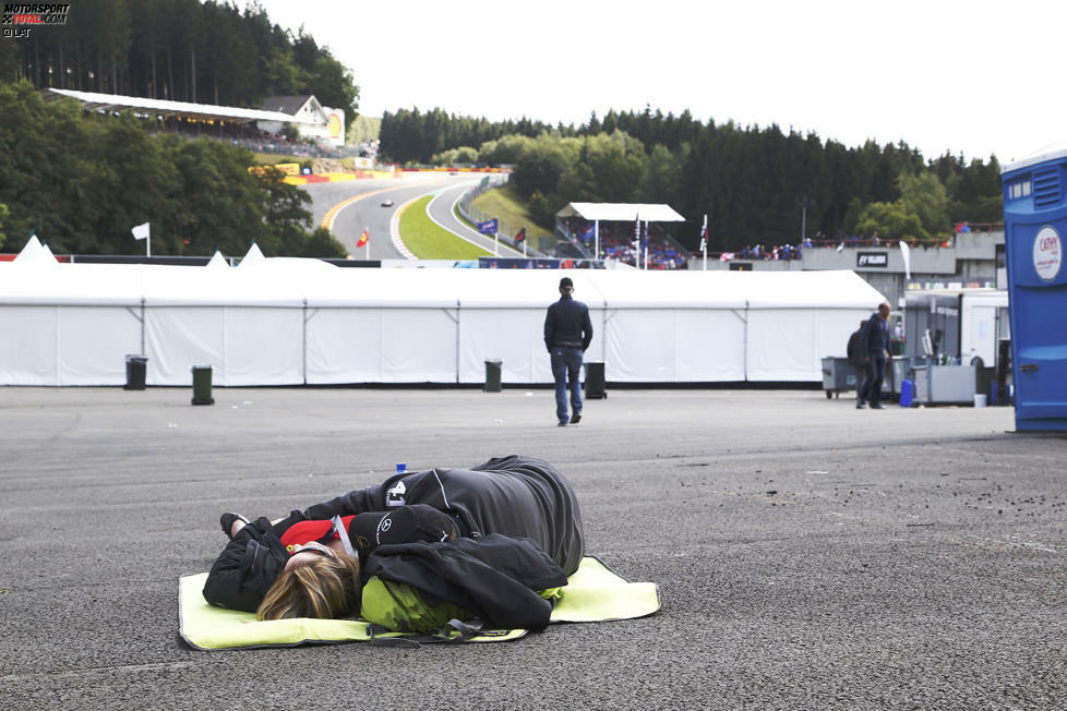 Ein Eimer Wasser hätte wohl auch diesen Fans gut getan. Man könnte unken: Im Vorjahr, als noch laut kreischende V8-Sauger durch Eau Rouge donnerten, hätten die zwei Turteltäubchen dort wohl kaum ins Land der Träume entschlummern können...