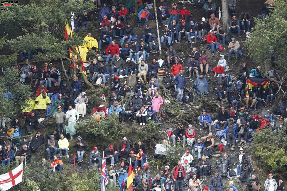 Dabei sind die Fans in Spa-Francorchamps mit die besten der Welt. Um einen Blick auf Pouhon & Co. zu erhaschen, ist es ihnen nicht einmal zu blöd, den rutschigen und steilen Waldrand hinaufzuklettern.