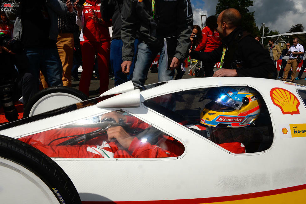 Ein Challenge der ganz anderen Art bestreitet Shell mit diesem Raketenfahrzeug, in das sich Fernando Alonso zwängt. Das Gefährt hält den Weltrekord beim Eco-Marathon - und schafft eine volle Grand-Prix-Distanz in Spa-Francorchamps mit einer drittel Cola-Dose Benzin!