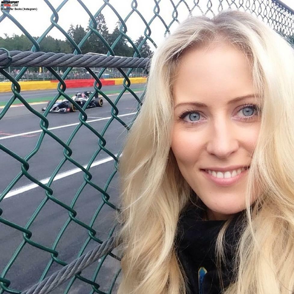 Und Jenny Becks, die Freundin von Adrian Sutil. Für diesen Selfie, so schwört sie, hat sie nur einen einzigen Versuch benötigt!