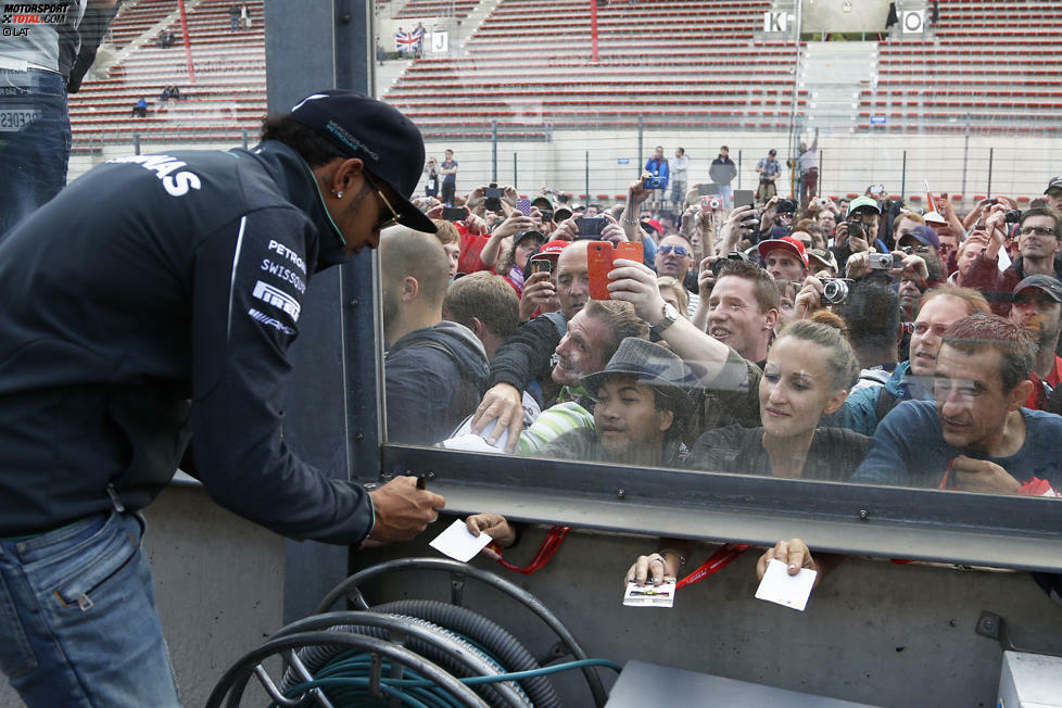 Lewis Hamilton ist momentan weniger danach, mit Nico Rosberg um die Wette zu lächeln. Stattdessen kümmert er sich vor dem Rückflug noch um seine treuesten Fans. Hilft bei der Frustbewältigung.