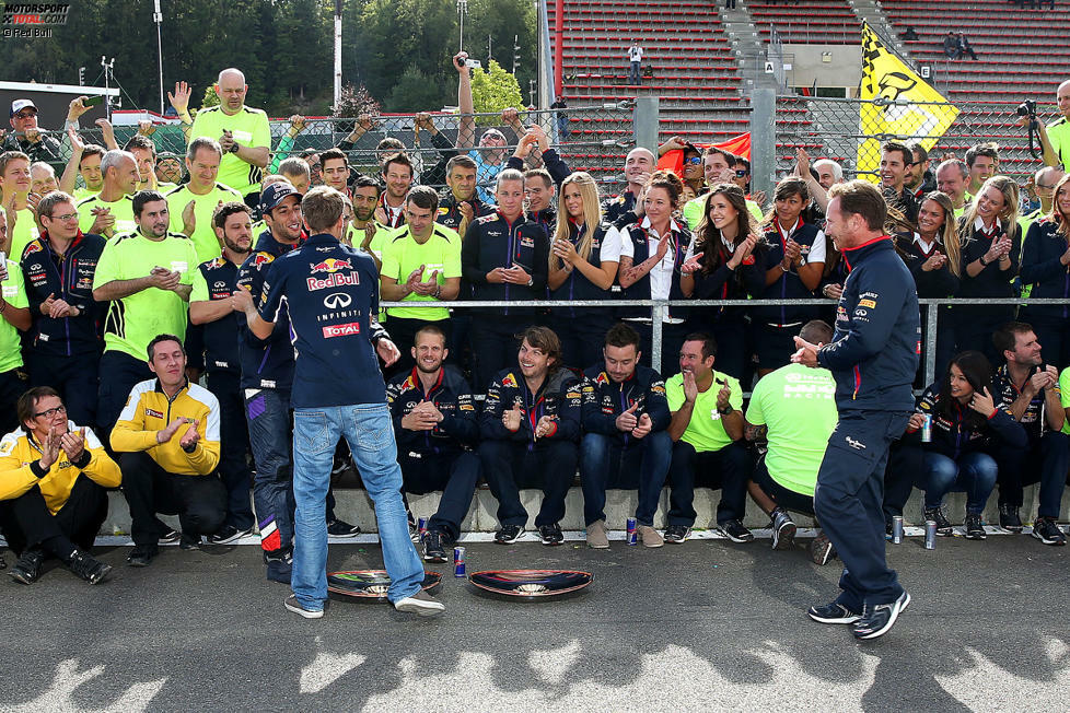 Fairer Verlierer: Sebastian Vettel gratuliert seinem Teamkollegen Daniel Ricciardo zum Sieg - schon wieder und sicher nicht ganz glücklich, aber ohne jede Missgunst. Viele finden: Seit er Vater ist, kann 