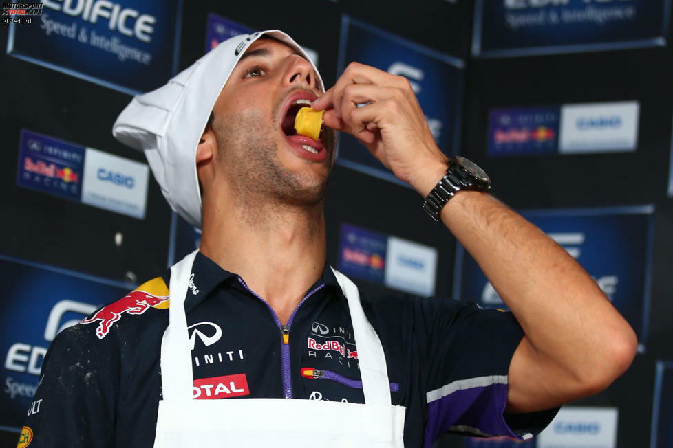 Daniel Ricciardo ist ein weiterer Mann der Stunde in der Königsklasse, und dafür, dass er das mit der Stunde möglichst genau nehmen kann, sorgt der Uhrensponsor des Red-Bull-Teams. Für den tritt der Sonnyboy in Monza zum Kochduell gegen seinen Boss Christian Horner an - und lernt dabei Fakten wie: Es gibt in Italien mehr als 300 Sorten von Pasta. Aha.