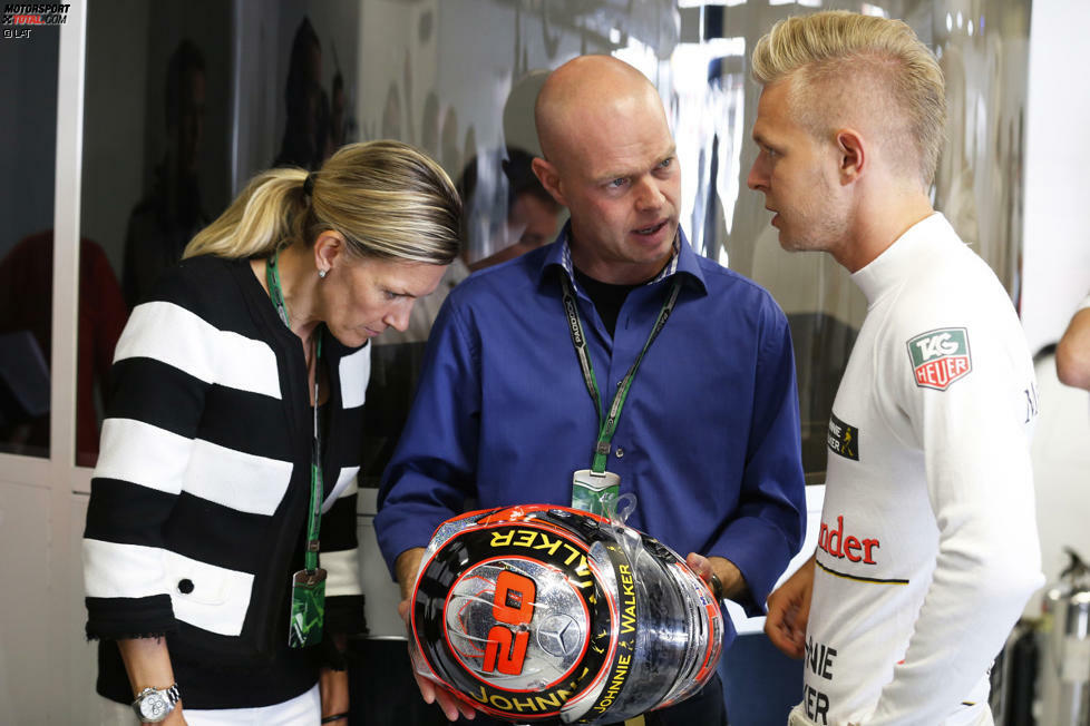 Happy Family: Die Magnussens bewundern den neuen Helm ihres Sohnes Kevin. Jan war früher selbst Formel-1-Pilot (übrigens auch bei McLaren) und fährt immer noch Autorennen. Und Mama Christina hat sich längst dran gewöhnt.